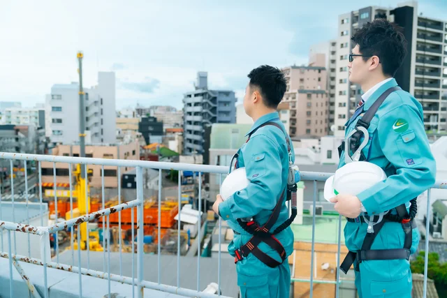 屋上から現場を見渡し確認する社員