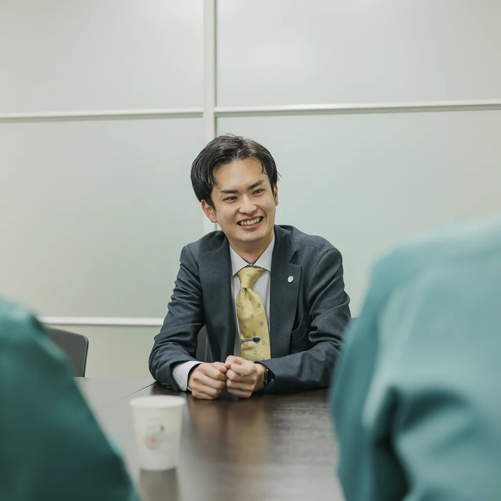 未経験の求職者と笑顔で面談する社員